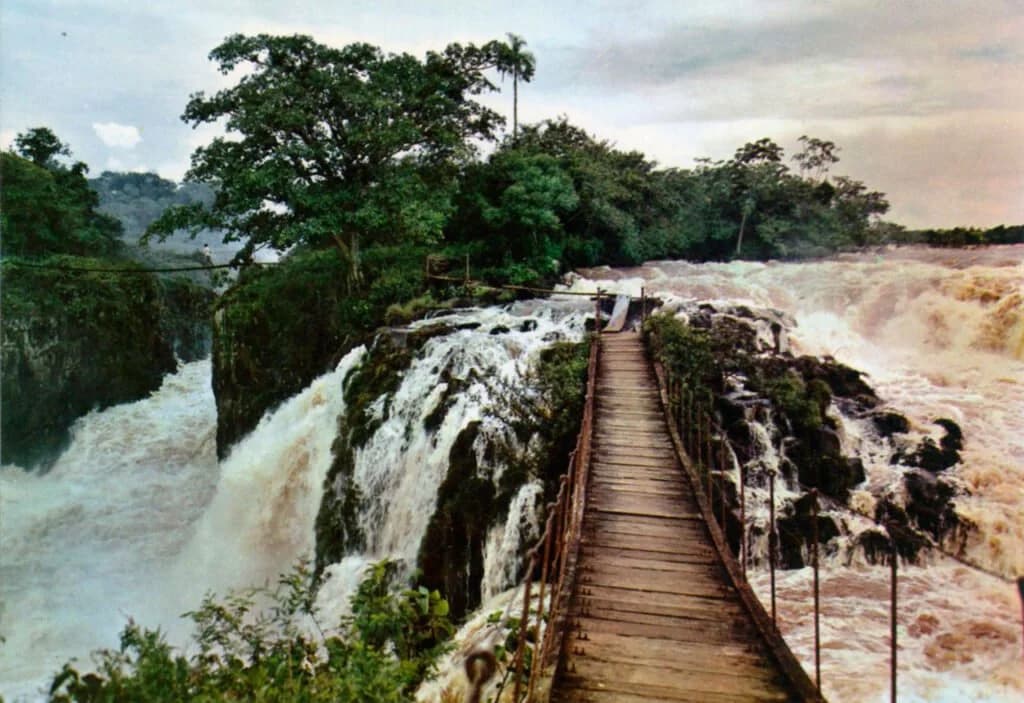 Avenida moderna en Paraguay